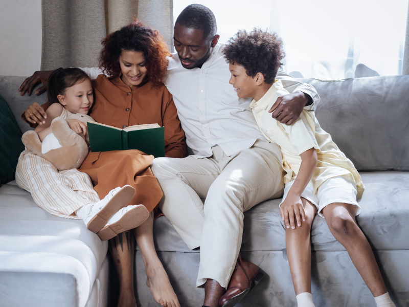 Familias estudiando la Biblia